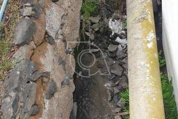 Vertido de aguas fecales procedente de la tubería de la red pública de saneamiento/TA.