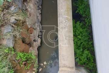 Vertido de aguas fecales procedente de la tubería de la red pública de saneamiento/TA.