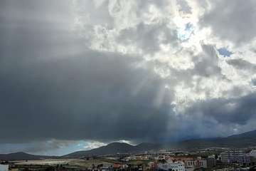  Telde se empapa con las primeras lluvias y el agua comienza a correr por sus barranquillos/TA.