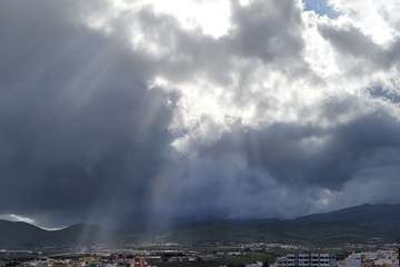  Telde se empapa con las primeras lluvias y el agua comienza a correr por sus barranquillos/TA.