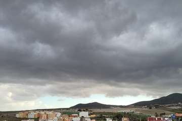  Telde se empapa con las primeras lluvias y el agua comienza a correr por sus barranquillos/TA.