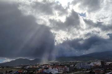 Telde se empapa con las primeras lluvias y el agua comienza a correr por sus barranquillos/TA.
