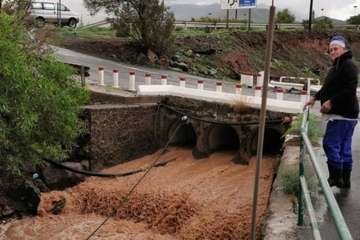  Telde se empapa con las primeras lluvias y el agua comienza a correr por sus barranquillos/TA.