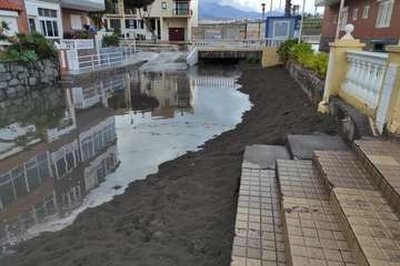 Telde se empapa con las primeras lluvias y el agua comienza a correr por sus barranquillos/TA.
