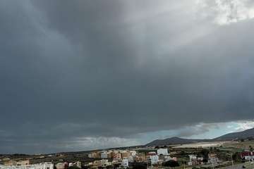  Telde se empapa con las primeras lluvias y el agua comienza a correr por sus barranquillos/TA.