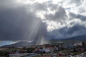  Telde se empapa con las primeras lluvias y el agua comienza a correr por sus barranquillos/TA.