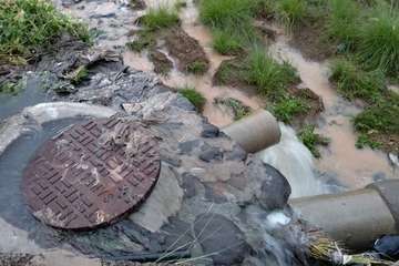 Desbordamiento de la red de aguas fecales en Ojos de Garza/Francisco José Mejías.