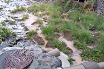 Desbordamiento de la red de aguas fecales en Ojos de Garza/Francisco José Mejías.