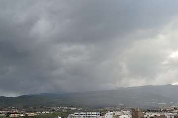 Telde se empapa con las primeras lluvias y el agua comienza a correr por sus barranquillos/TA.