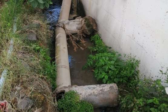 Grave problema medioambiental en La Herradura por la rotura de una tubería de saneamiento/TA.