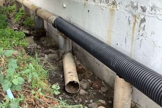 Reparación exprés de la tubería rota de la red de saneamiento de La Herradura (Telde)/TA.