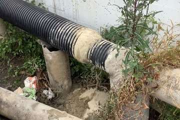 Reparación exprés de la tubería rota de la red de saneamiento de La Herradura (Telde)/TA.