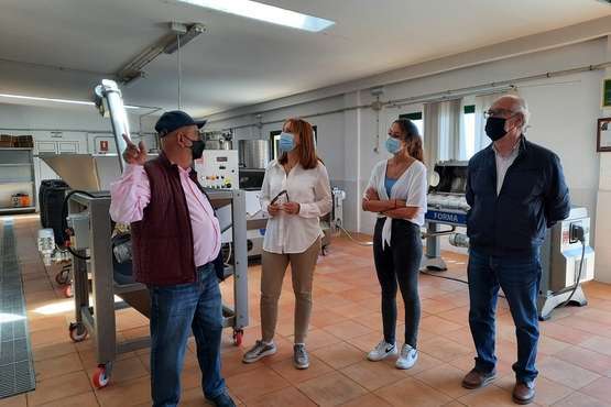 José Luis Moreno explica a los consejeros el funcionamiento de la almazara/Luis Socorro.