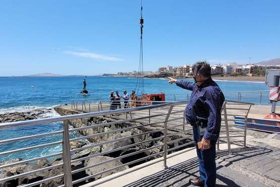 Máximo Riol asesora los trabajos de 'cirugía' en el Neptuno/Jesús Ruiz Mesa.