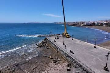 Máximo Riol asesora los trabajos de 'cirugía' en el Neptuno/Jesús Ruiz Mesa.