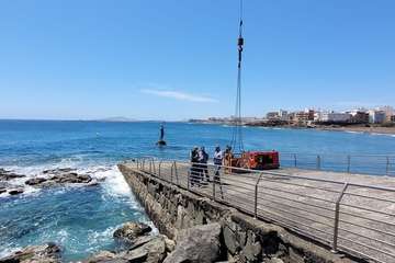 Máximo Riol asesora los trabajos de 'cirugía' en el Neptuno/Jesús Ruiz Mesa.