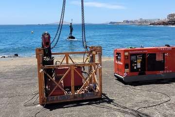 Máximo Riol asesora los trabajos de 'cirugía' en el Neptuno/Jesús Ruiz Mesa.