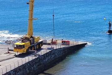 Máximo Riol asesora los trabajos de 'cirugía' en el Neptuno/Jesús Ruiz Mesa.