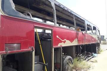 Guagua abandonada y desguazada y vertidos en el sector industrial de El Goro/TA.