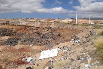 Guagua abandonada y desguazada y vertidos en el sector industrial de El Goro/TA.