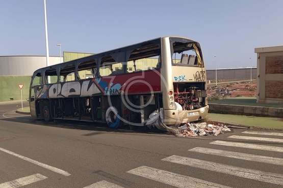 Guagua abandonada y desguazada y vertidos en el sector industrial de El Goro/TA.
