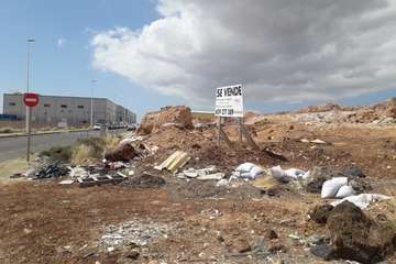Guagua abandonada y desguazada y vertidos en el sector industrial de El Goro/TA.