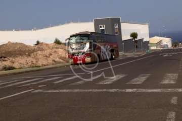 Guagua abandonada y desguazada y vertidos en el sector industrial de El Goro/TA.