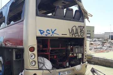 Guagua abandonada y desguazada y vertidos en el sector industrial de El Goro/TA.