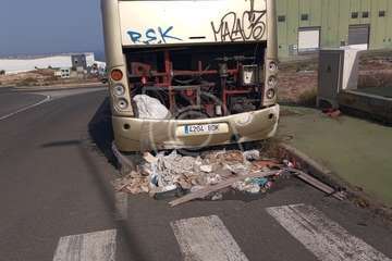 Guagua abandonada y desguazada y vertidos en el sector industrial de El Goro/TA.