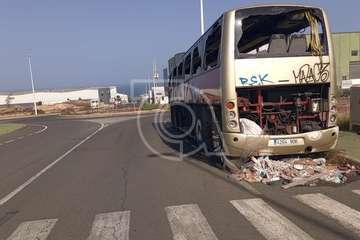 Guagua abandonada y desguazada y vertidos en el sector industrial de El Goro/TA.