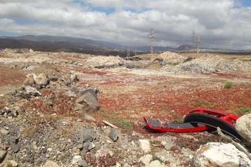 Guagua abandonada y desguazada y vertidos en el sector industrial de El Goro/TA.