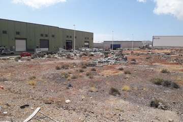 Guagua abandonada y desguazada y vertidos en el sector industrial de El Goro/TA.