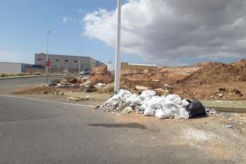 Guagua abandonada y desguazada y vertidos en el sector industrial de El Goro/TA.