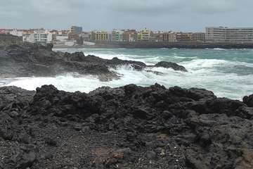 Oleaje en la costa de Telde/TA.