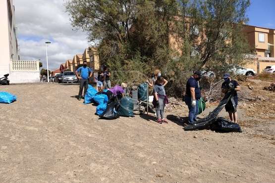 Vecinos de Marpequeña llevan a cabo una batida de limpieza en solares de la zona/TA.