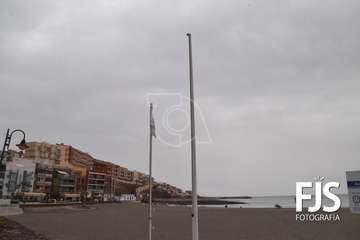 Izado de la bandera azul en Melenara/TA.