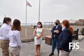 Izado de la bandera azul en Melenara/TA.