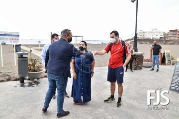 Izado de la bandera azul en Melenara/TA.