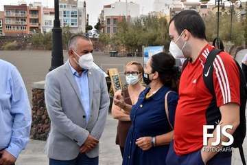 Izado de la bandera azul en Melenara/TA.