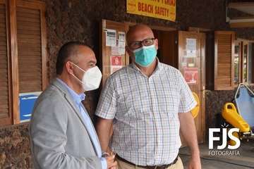 Izado de la bandera azul en Melenara/TA.