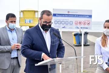 Izado de la bandera azul en Melenara/TA.