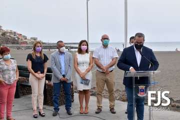 Izado de la bandera azul en Melenara/TA.