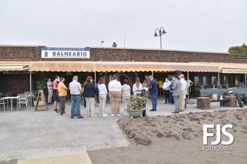 Izado de la bandera azul en Melenara/TA.