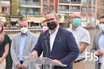Izado de la bandera azul en Melenara/TA.