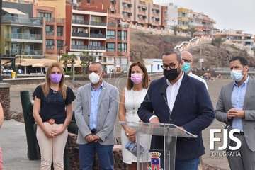 Izado de la bandera azul en Melenara/TA.