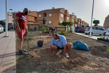 Vecinos de Marpequeña, en plena faena de ajardinamiento/Luis E. Socorro.