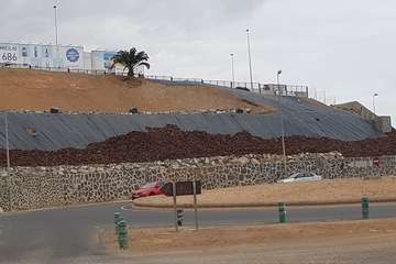El Cabildo regenera el talud de la zona industrial de Jinámar que da a la GC-1/TA.