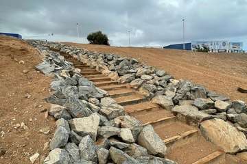 El Cabildo regenera el talud de la zona industrial de Jinámar que da a la GC-1/TA.