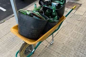 Los jóvenes del Valle de Jinámar 'enlatan' los parterres comunitarios/TA.