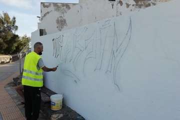 Reparación de los daños a cartelería turística y pintadas en paredes de La Garita/TA.